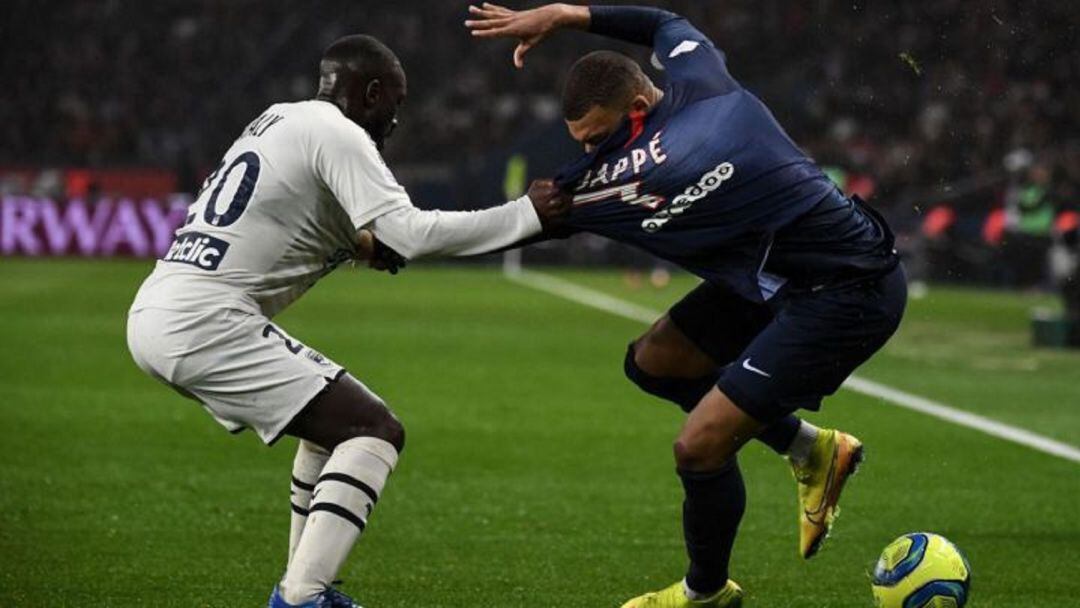 Youssouf Sabaly, en una acción con Mbappé.