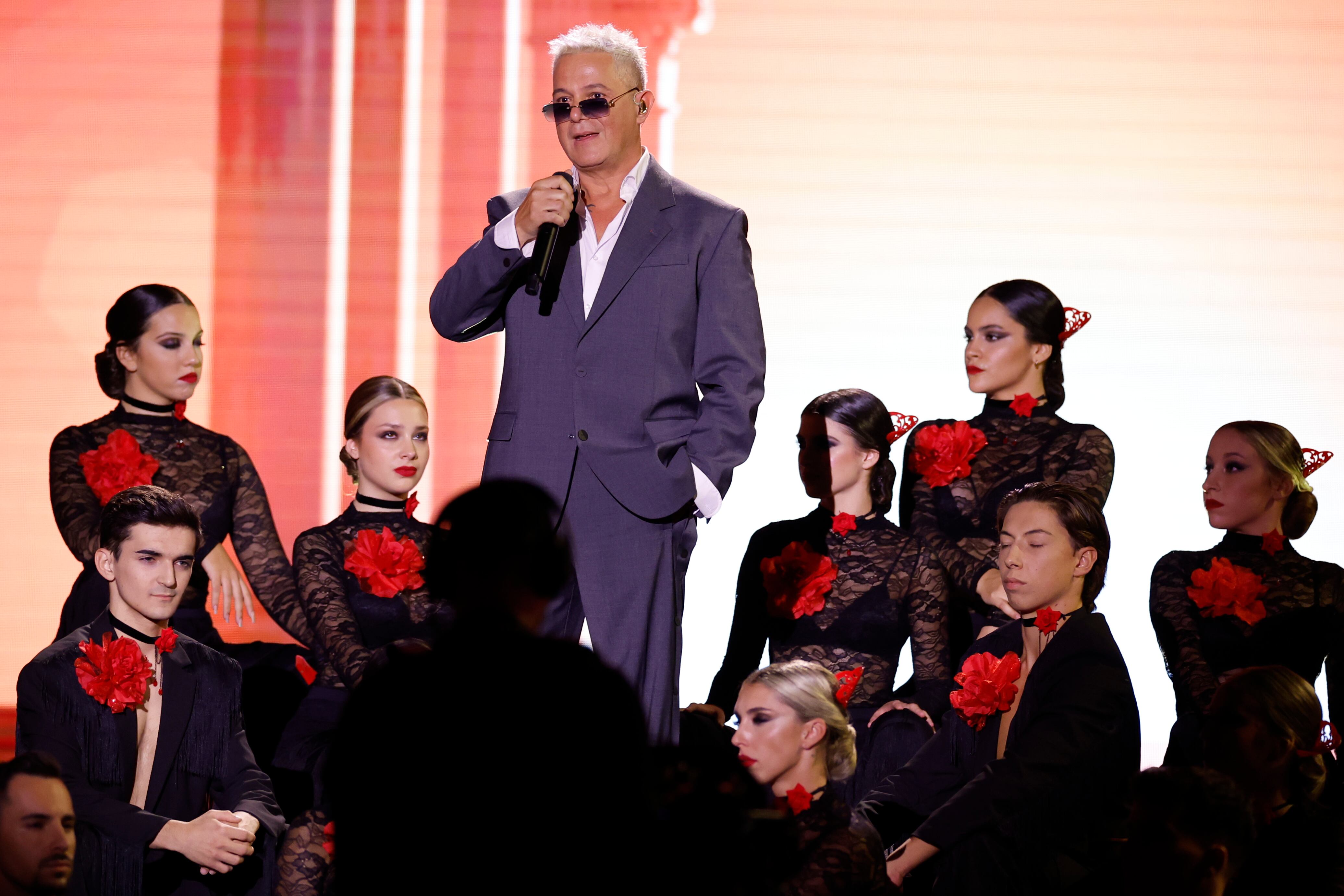 El cantante español Alejandro Sanz durante su actuación en la gala anual de los Latin Grammy, celebrada este jueves en Sevilla. EFE/Julio Muñoz