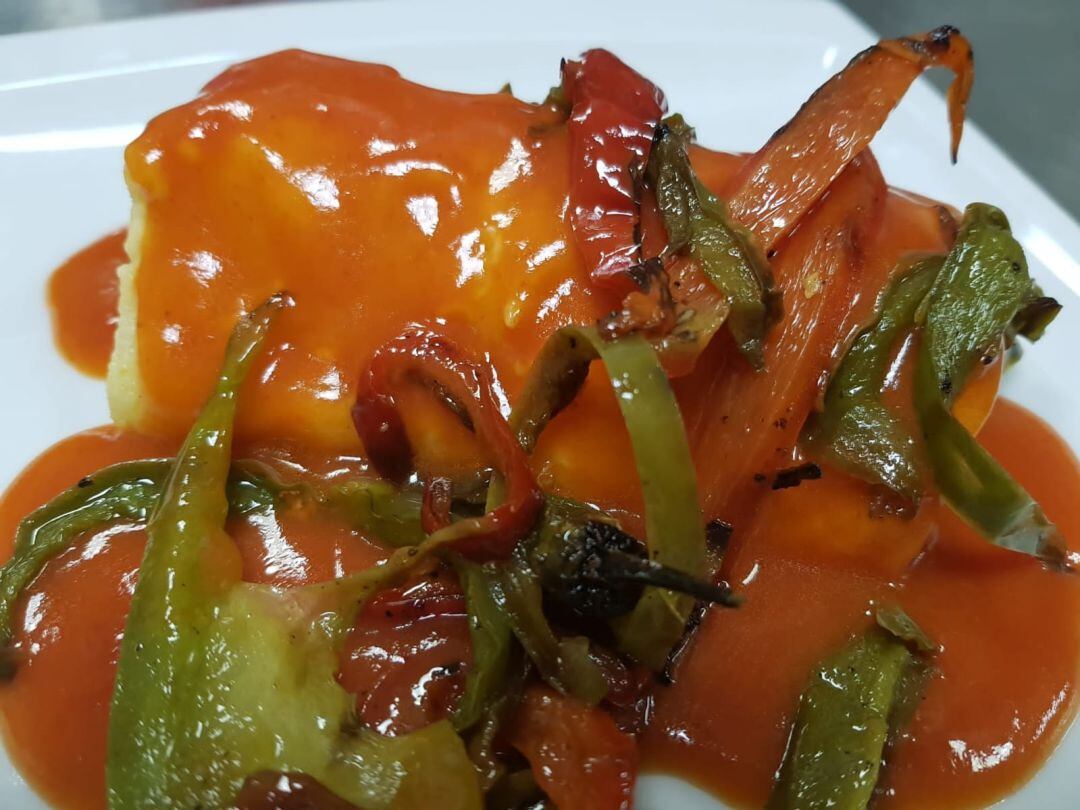 Lomo de bacalao con tomate y verduras