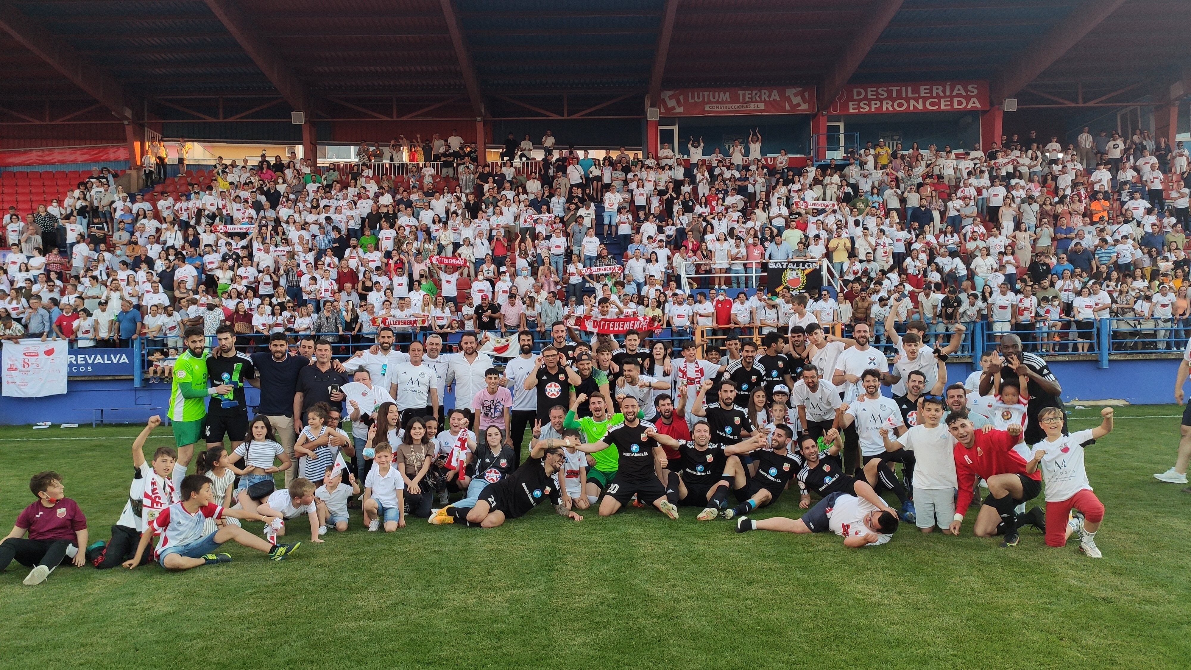 La AD Llerenense, celebra el ascenso este domingo en el Francisco de la Hera de Almendralejo.