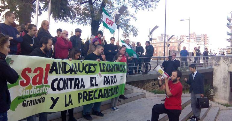 Concentración del Sindicato Andaluz de Trabajadores (SAT) en los juzgados de Granada por la detención de su líder provincial