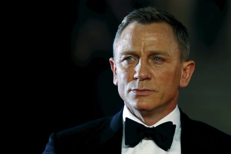 Daniel Craig poses for photographers as he attends the world premiere of the new James Bond 007 film &quot;Spectre&quot; at the Royal Albert Hall in London, REUTERS/Luke MacGregor