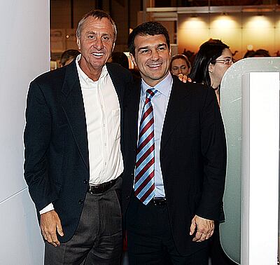 EN FITUR. El ex futbolista y entrenador del Barcelona, Johan Cruyff, actualmente asesor del presidente azulgrana, Joan Laporta, posa con éste en la feria de turismo Fitur.