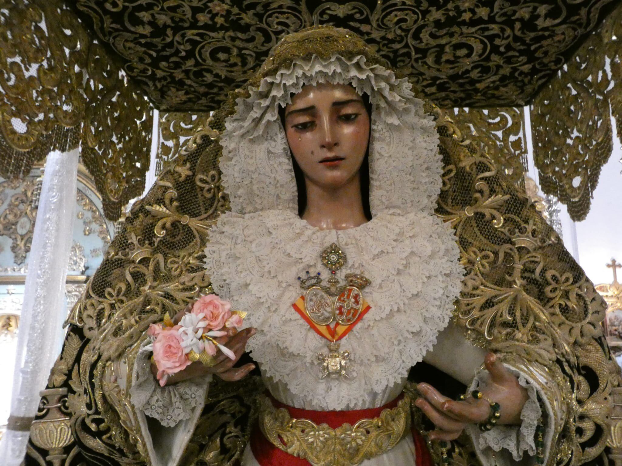 La Virgen de Gracia y Esperanza aguarda en su paso de palio a su salida extraordinaria de este miércoles