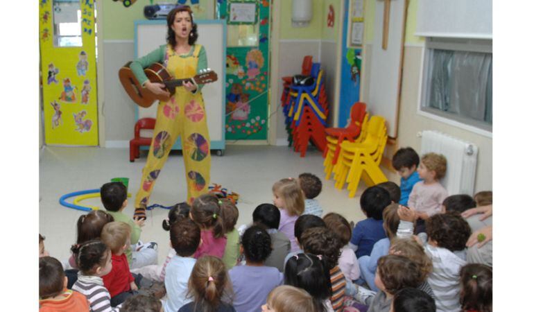 Los más pequeños son los protagonistas de las sesiones de cuentacuentos que acogen las bibliotecas municipales de Sanse