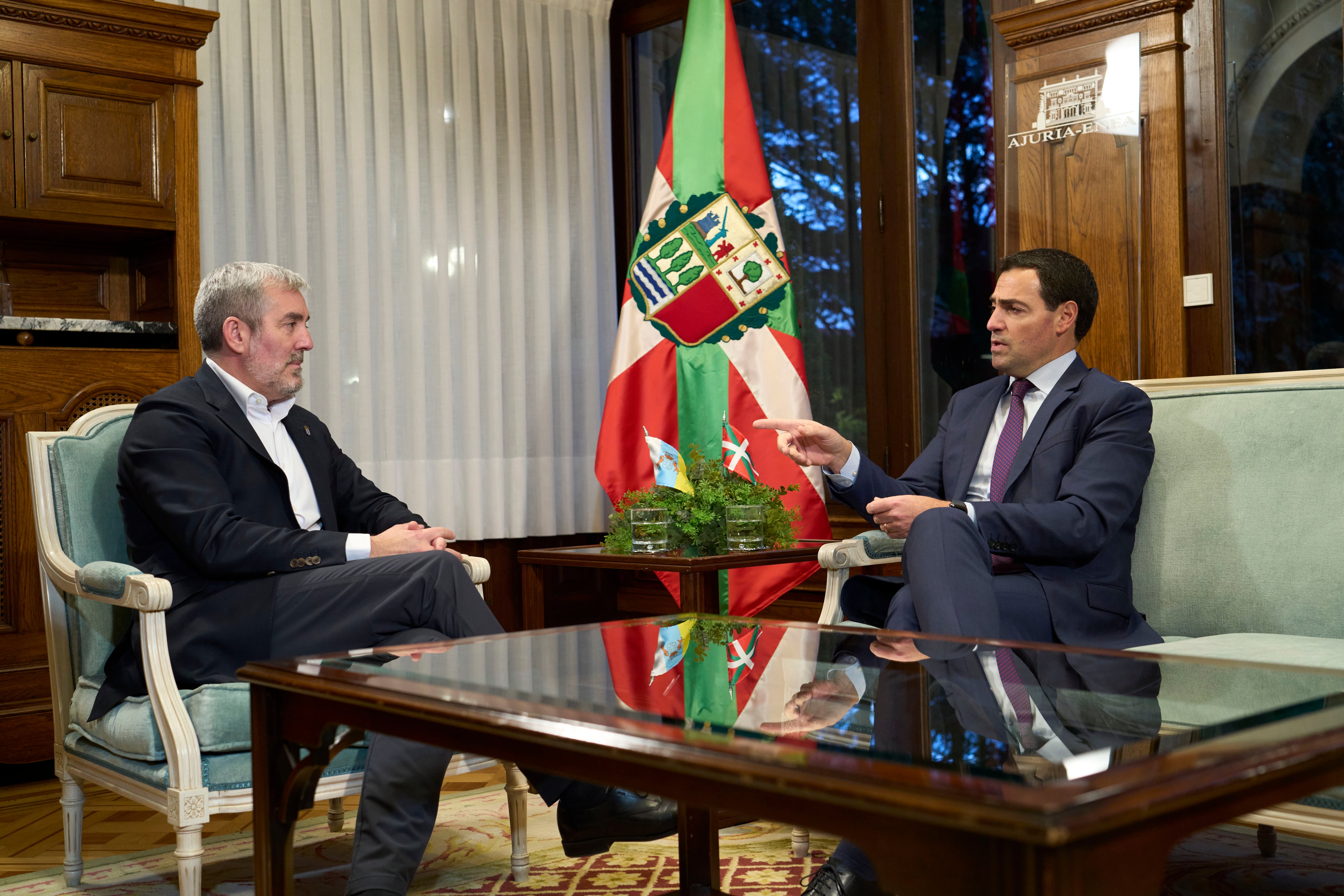 GRAFCAV1859. VITORIA, 12/12/2024.-El Lehendakari Imanol Pradales (d) ha recibido esta tarde al Presidente de Canarias, Fernando Clavijo (i) para abordar el tema de inmigración bilateralmente antes de la reunión de Presidentes de mañana en Santander. EFE/ ADRIÁN RUIZ HIERRO
