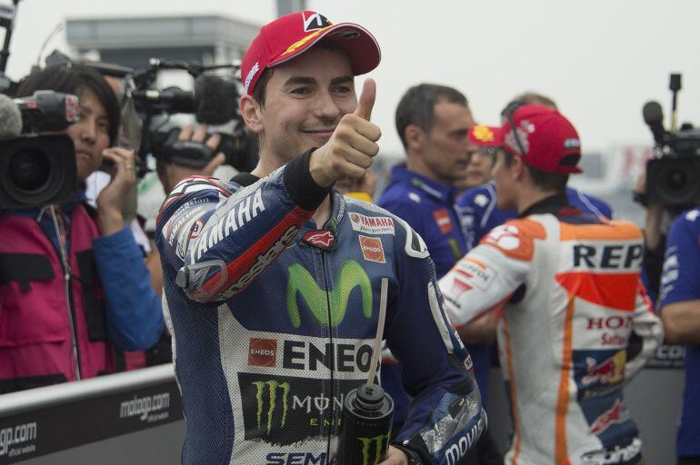 Jorge Lorenzo celebra la pole conseguida en el G.P. de Japón.