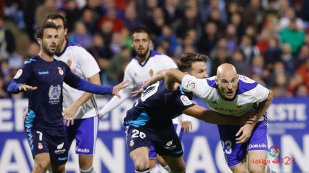 Toquero busca el remate ante el agarrón de Señé en el choque de La Romareda