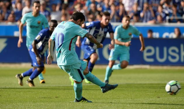 Messi lanza el penalti que detuvo Pacheco.