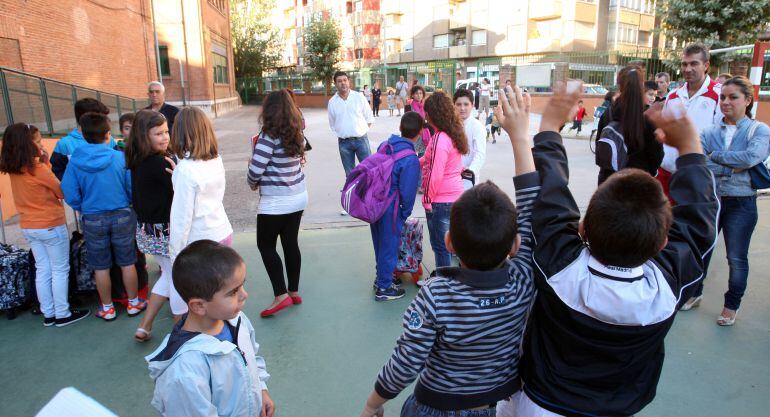 Varios niños en la entrada de un colegio de la capital