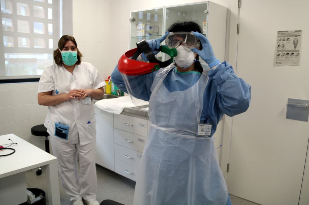 Personal sanitario protegido con EPIs