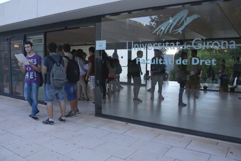 Alumnes entrant a la Facultat de Dret.