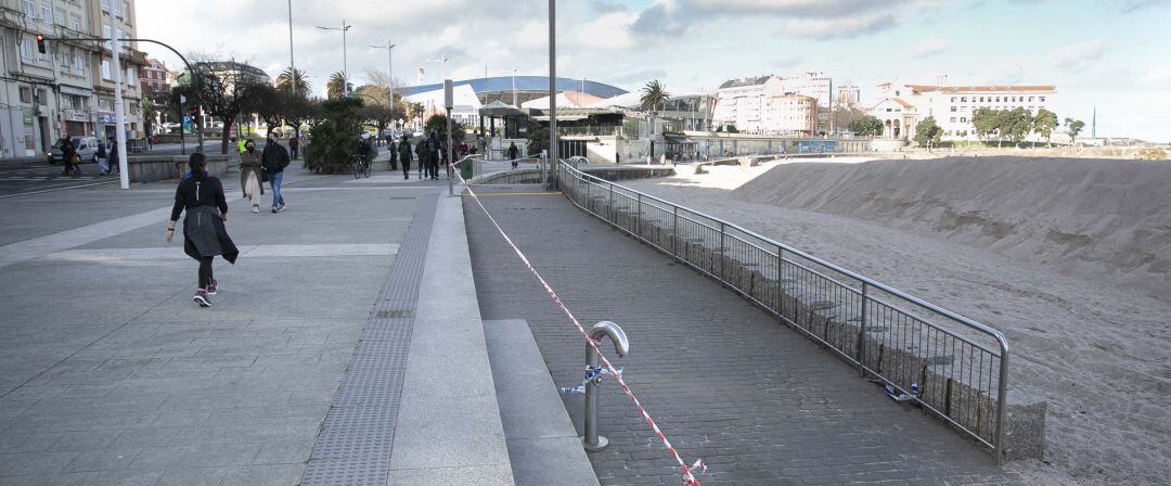 Acceso a la playa de Riazor