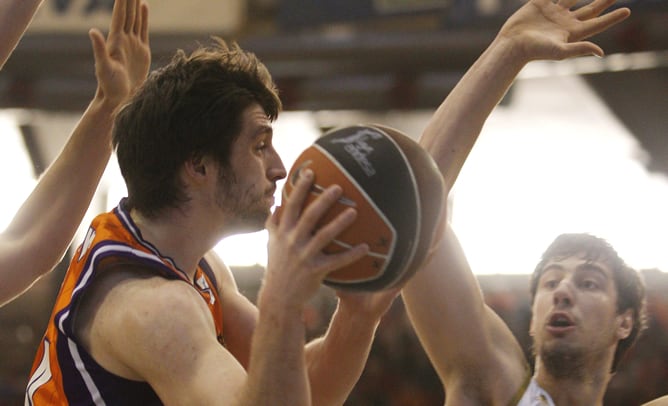 El base serbio del Valencia Basket, Stefan Markovic, trata de vencer la oposición del pívot croata del Real Madrid, Ante Tomic, durante el partido de la vigesima cuarta jornada de la Liga ACB de baloncesto que se disputa en el pabellón Fuente de San Luis