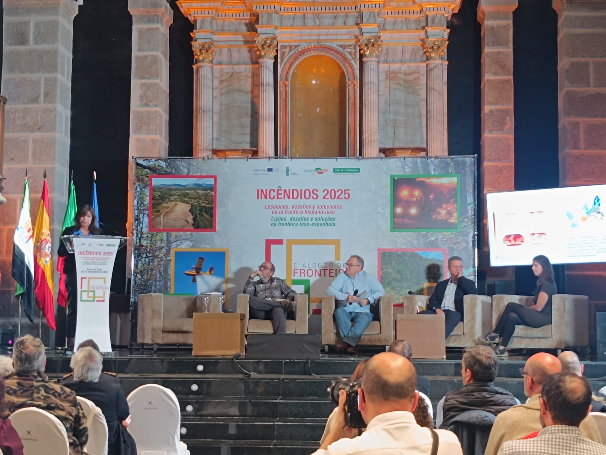 Un momento de la jornada trasfronteriza sobre incendios forestales celebrada en San Martín de Trevejo