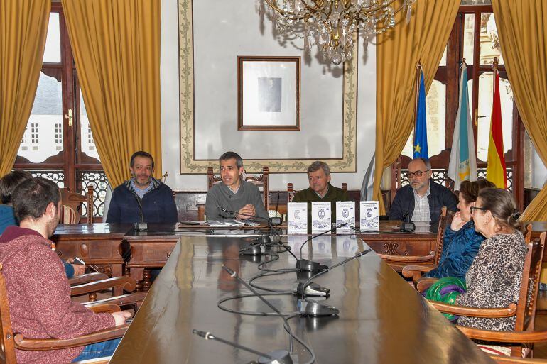 Presentación de los ejemplares del &quot;Roteiro pola Historia de Ribadeo