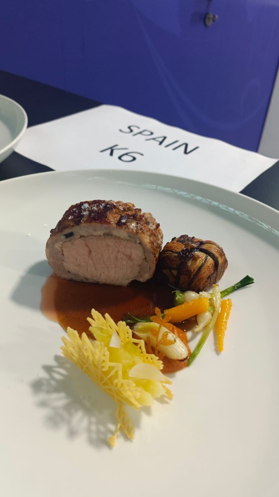 Uno de los platos a concurso de Toño Rodríguez. Ternera, croissant de ragout, patata, verduras y encurtidos.