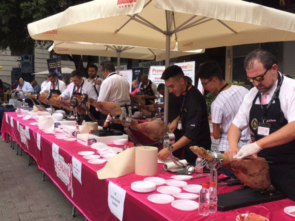 Concentración de cortadores de jamón a beneficio de Acepain