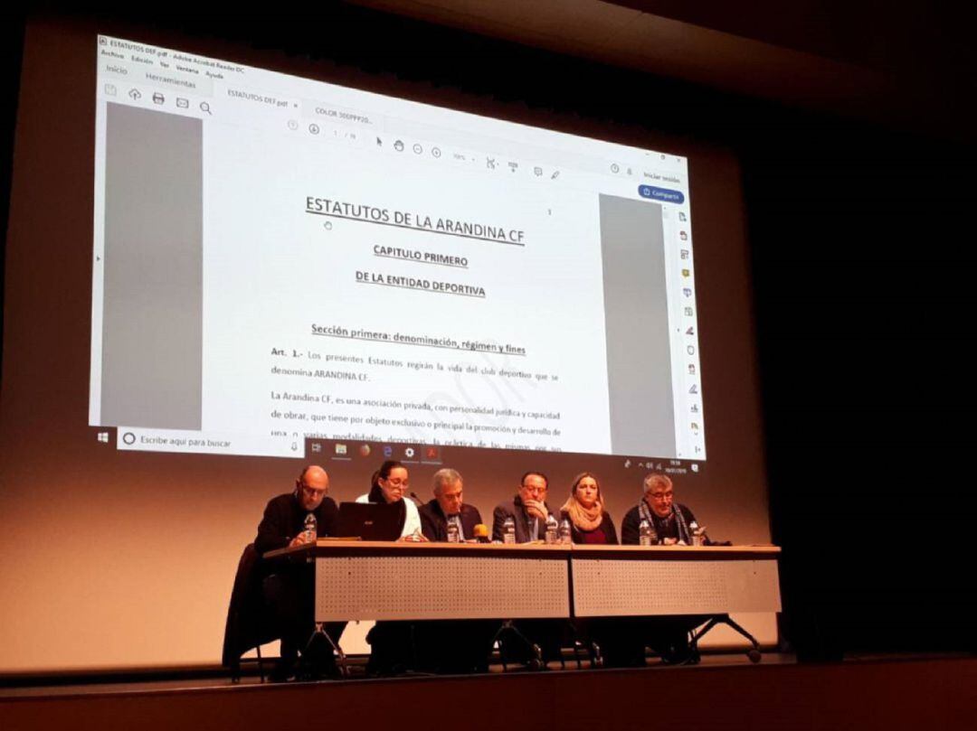 Toni de Santiago (primero por la derecha), en la última Asamblea de socios de la Arandina en el mes de enero