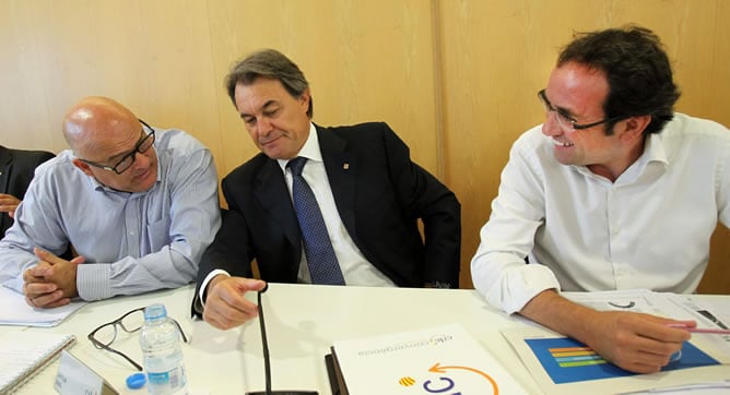 El secretario general adjunto de CiU, Lluís Maria Corominas (i); el líder de CDC y presidente de la Generalitat, Artur Mas (c), y el coordinador general de CDC, Josep Rull (d), esta mañana, durante la primera reunión de la Ejecutiva de Convergència tras e