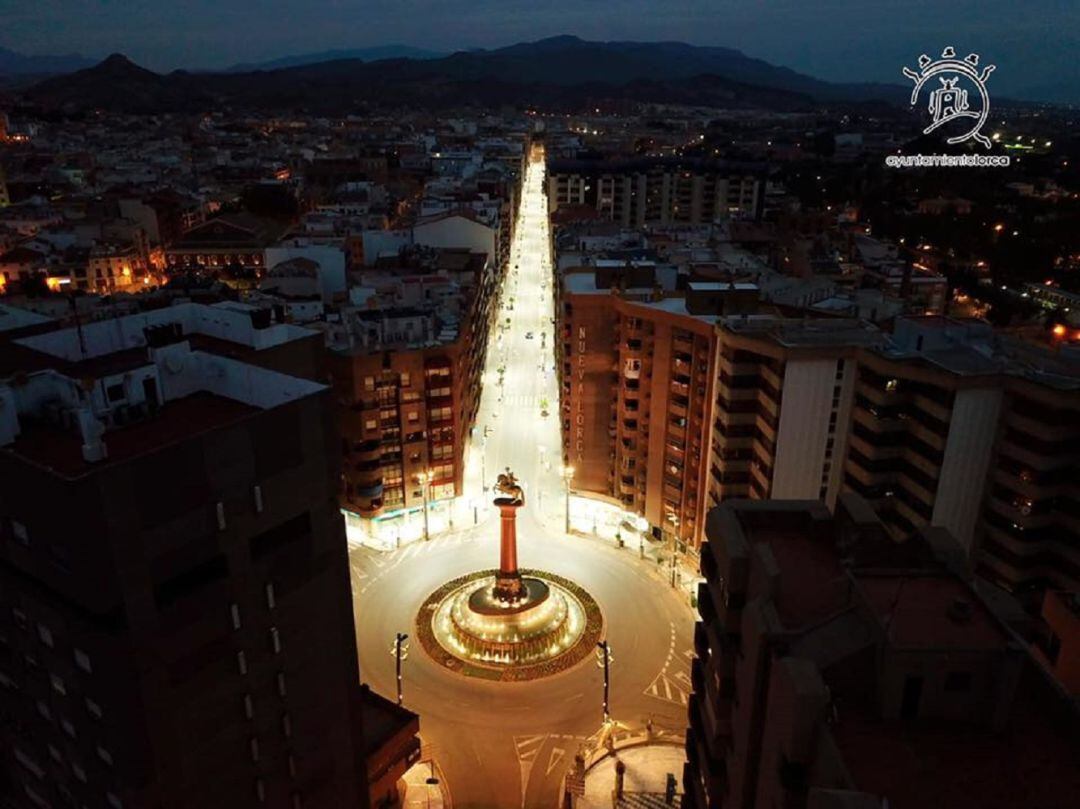 La Avenida Juan Carlos I se iluminó durante el Viernes Santo sin procesión
