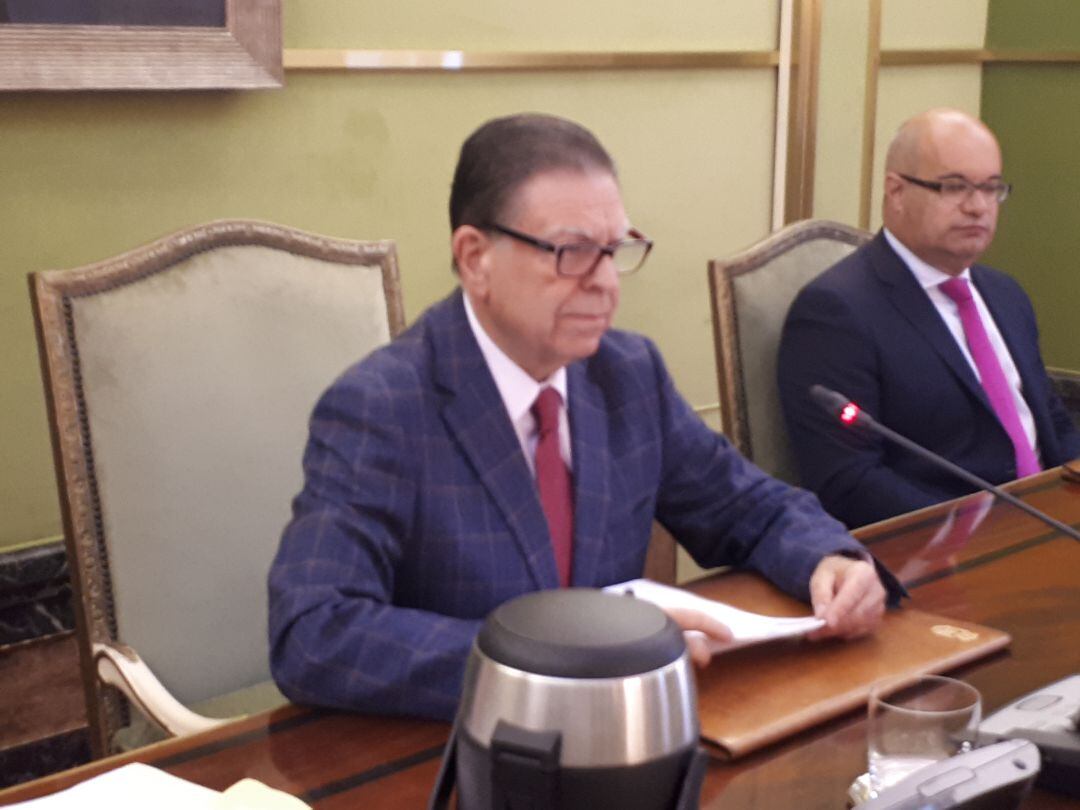 El alcalde se ha reservado un papel institucional en el primer pleno y ha delegado el papel político en el portavoz Mario Arias.