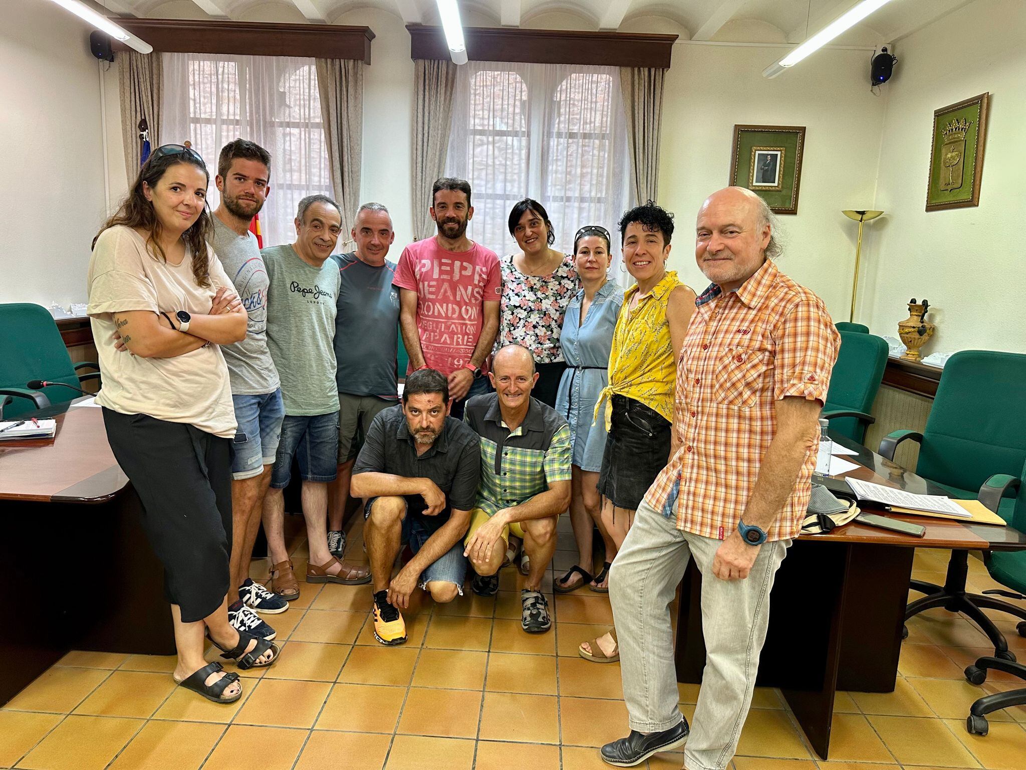 Foto de familia con alcalde, Enrique Pueyo (en el centro), concejales de PSOE, PP y CHA y miembros de la FCQ