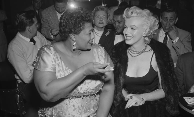 Ella Fitzgerald y Marilyn Monroe conversan en el Club Tiffany de Hollywood en 1954