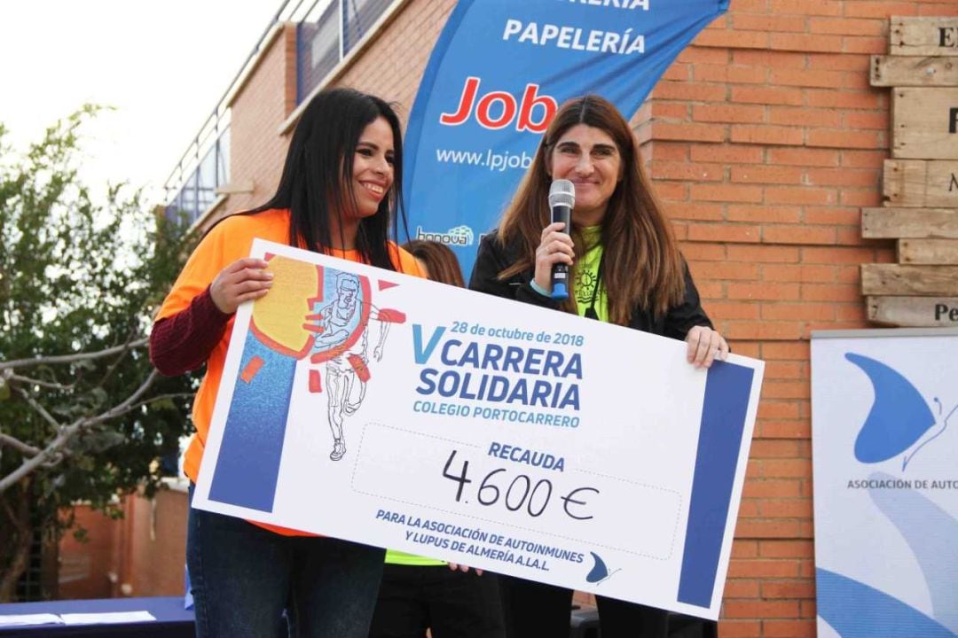 El cheque solidario tras la carrera.