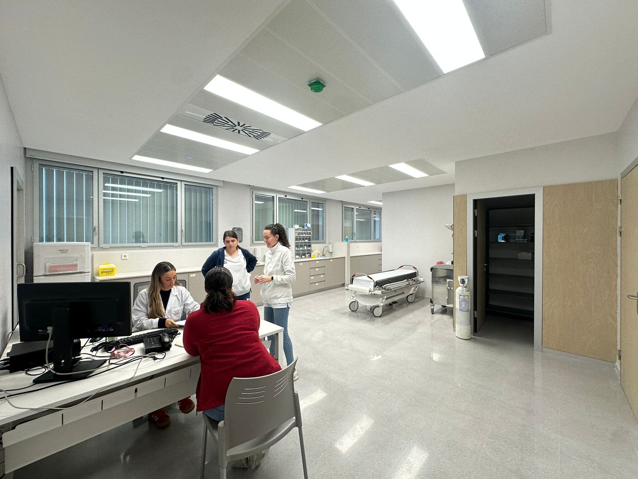 Una de las salas del nuevo centro de salud de Oliva.