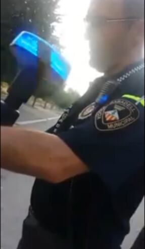 Captura del vídeo de Youtube en el que se ve al policia de Sabadell