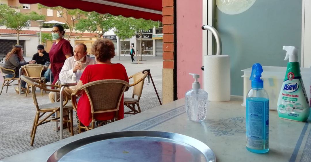 Imagen de clientes en una cafetería de Castelló