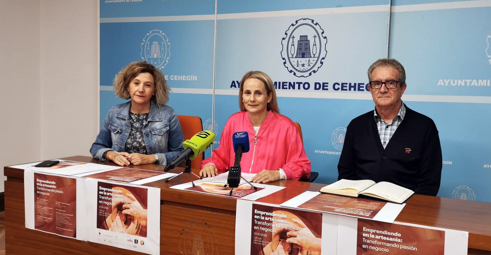 Durante la presentación por parte de la alcaldesa, el concejal y la técnica de Desarrollo, de la Jornada &quot;Emprendimiento en la Artesanía: Transformando Pasión en Negocio&quot;