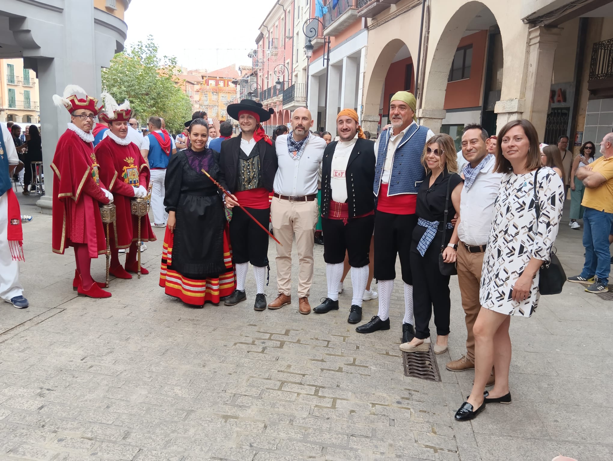 El equipo de gobierno arandino casi al completo, preparado para participar en la ofrenda de flores en las fiestas de Aranda 2023 acompañados de los maceros del Ayuntamiento