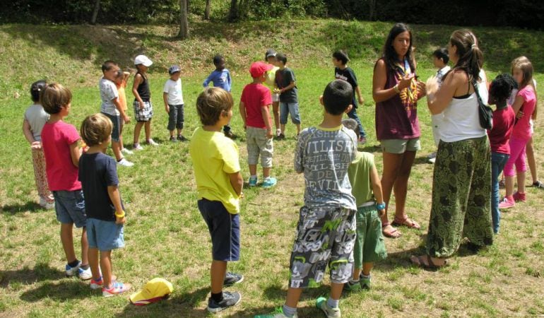 Infants participant a diverses activitats de lleure.