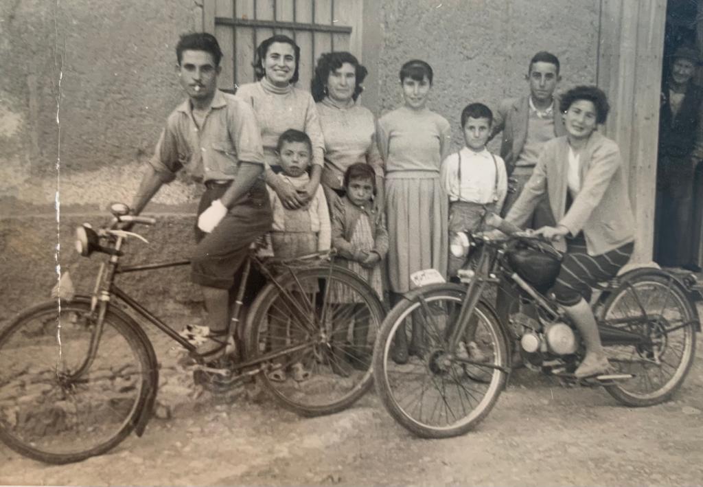 Finales de 1940. Florentina, tercera por la izquierda, con sus primos y su hermana en la puerta de su casa de La Azohía- La figura que asoma por la puerta es su padre: &quot; El tío columpio&quot;.