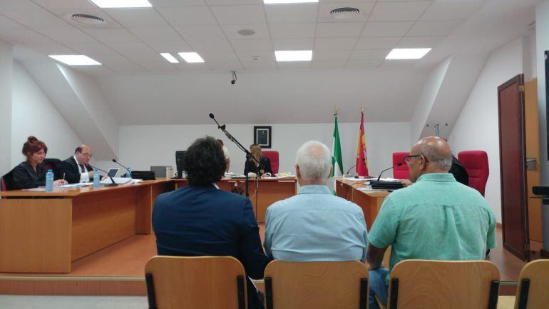 El alcalde de Cádiz, su jefe de gabinete y el exconcejal de Medio Ambiente en el juicio por injurias y calumnas a miembros del equipo de gobierno del PP