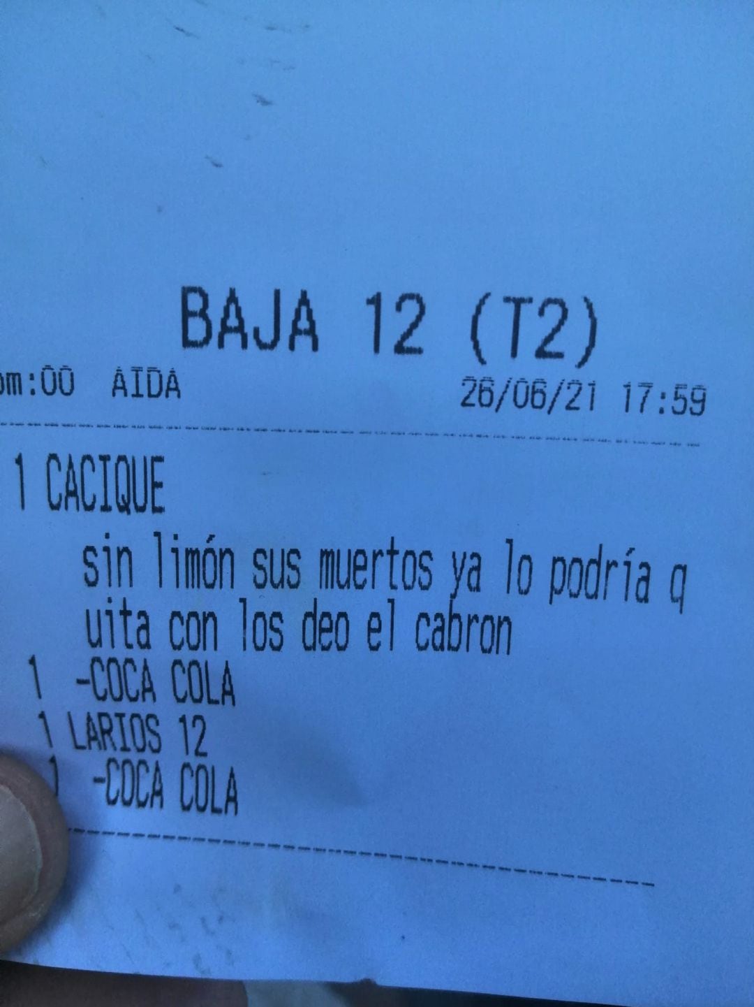 Un ticket se hace viral por un mensaje de un camarero.