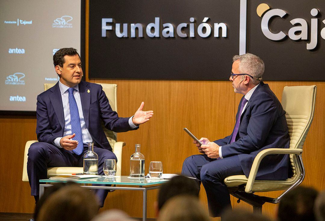 El presidente de la Junta, Juan Manuel Moreno, durante su intervención junto a Diego Suárez, director de contenidos de la Cadena SER Andalucía