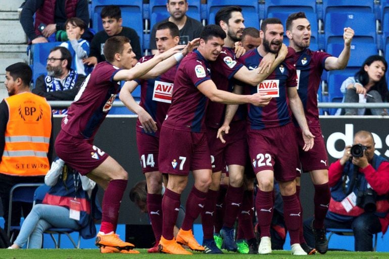 Los jugadores del Eibar abrazan a Lomban después de marcar el gol de la victoria en Cornellá