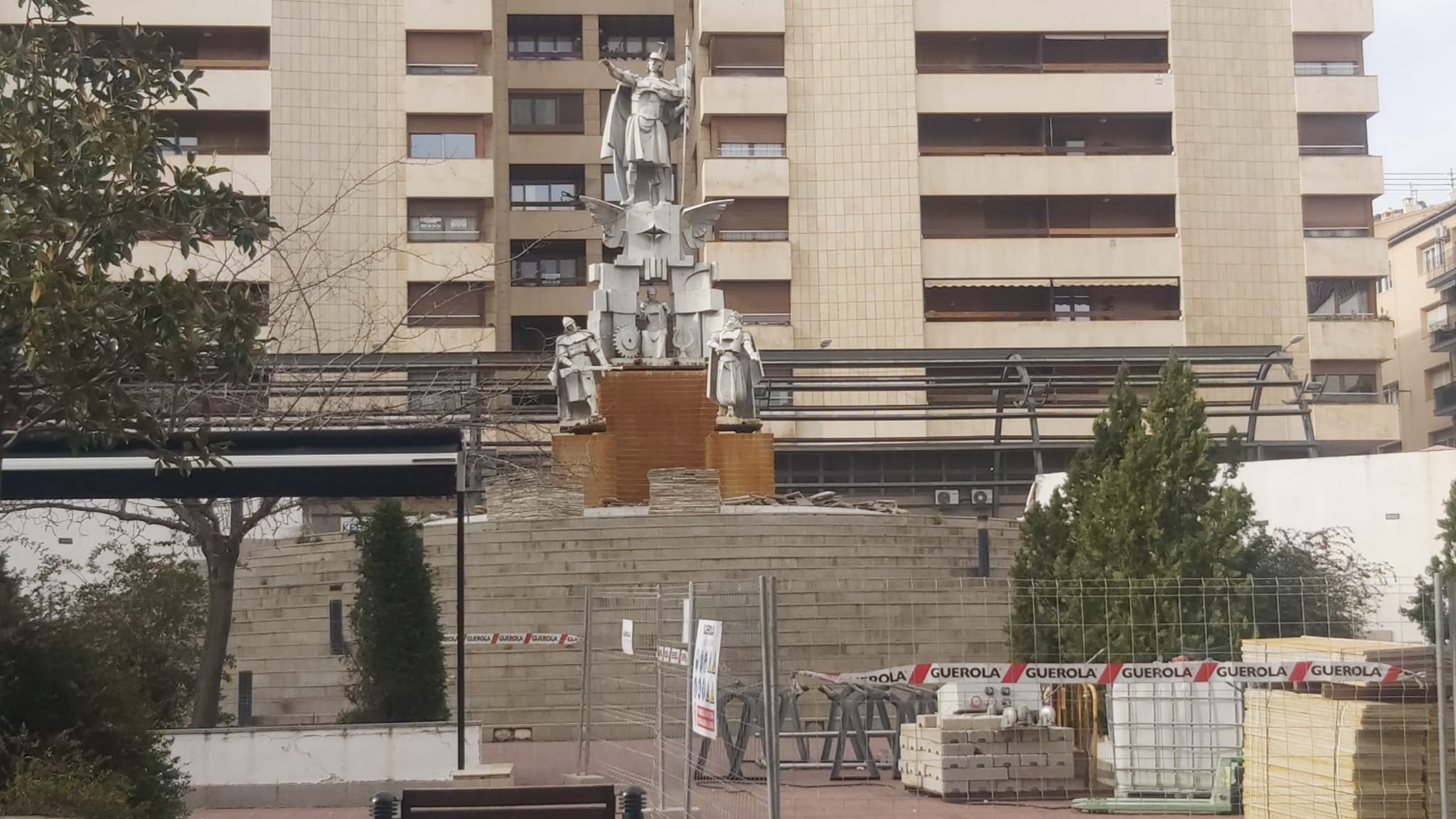 Escultura de San Jorge de José Gonzalvo en La Rosaleda