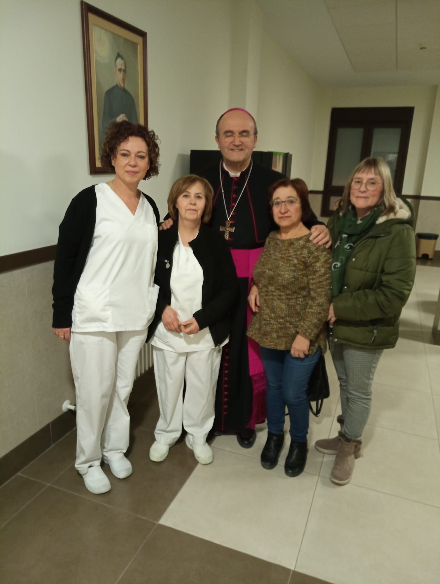 El Obispo, con trabajadoras y voluntarias del Asilo