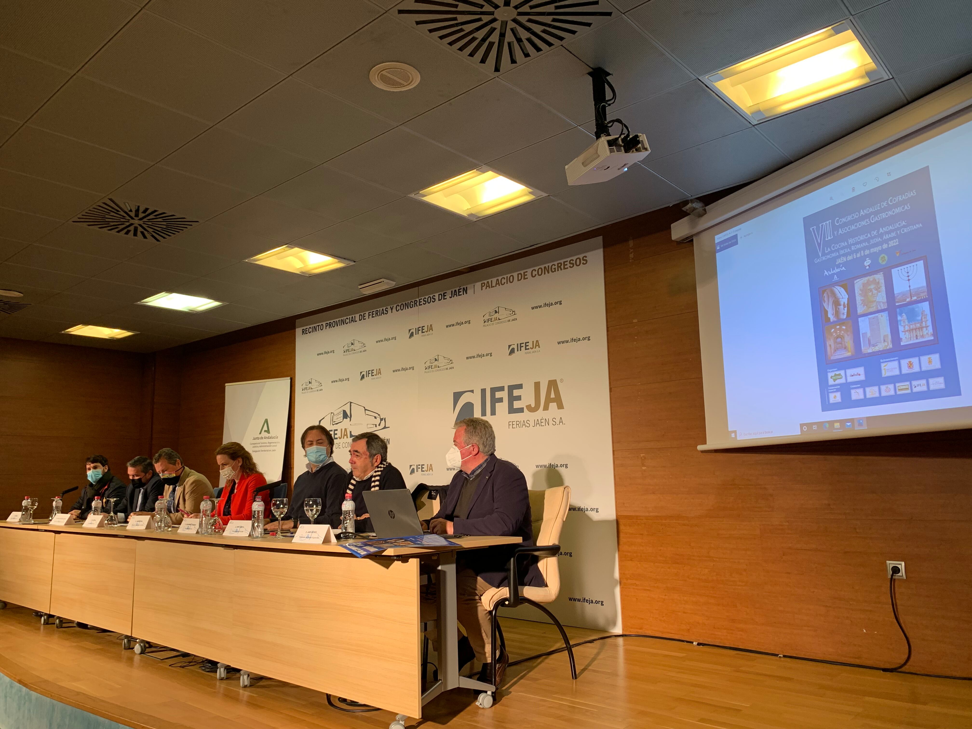 Autoridades y organizadores durante la presentación del VII Congreso Andaluz de Cofradías y Asociaciones Gastronómicas.