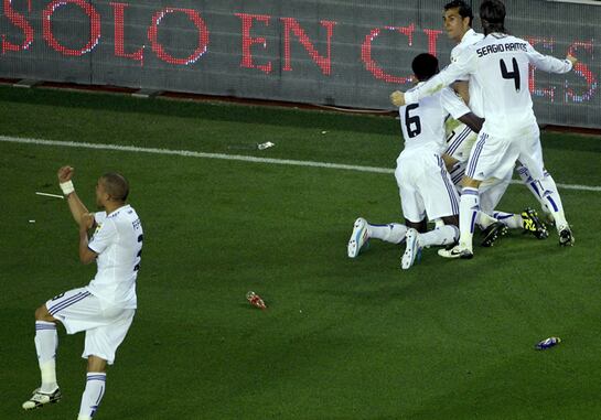 Los jugadores del Real Madrid, Pepe (i), Sergio Ramos, Arbeloa, Adebayor y Cristiano Ronaldo, celebran el primer gol del equipo blanco, durante la final de la Copa del Rey, que les enfrenta esta noche al F.C. Barcelona en el estadio de Mestalla, en Valenc