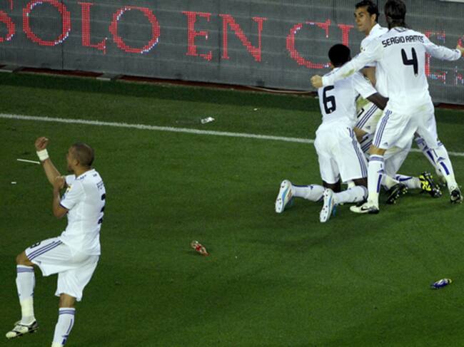 Los jugadores del Real Madrid, Pepe (i), Sergio Ramos, Arbeloa, Adebayor y Cristiano Ronaldo, celebran el primer gol del equipo blanco, durante la final de la Copa del Rey, que les enfrenta esta noche al F.C. Barcelona en el estadio de Mestalla, en Valenc