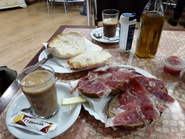 Desayuno completo en la cafetería Rumores, en Grazalema