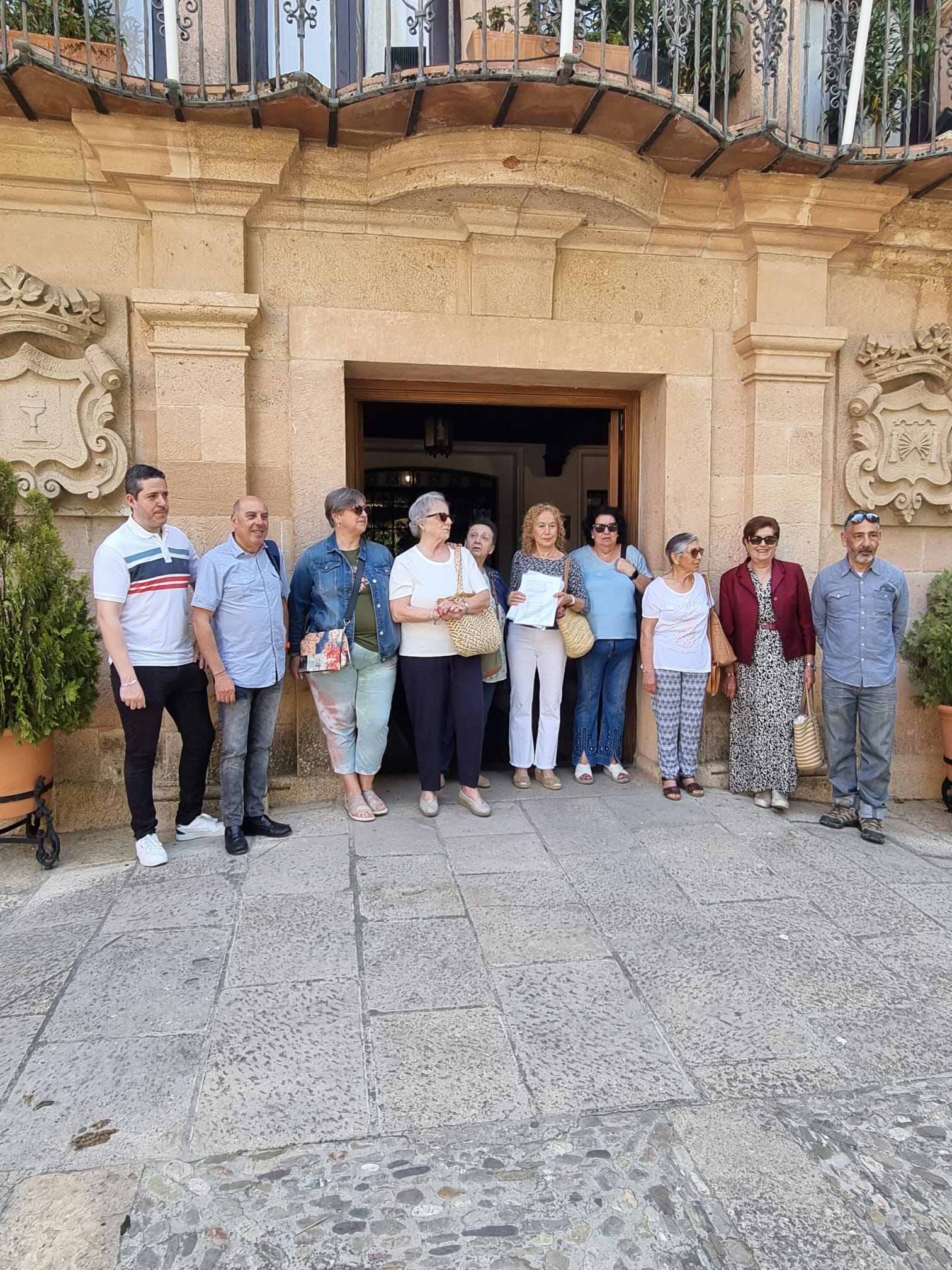 Usuarios de la piscina cubierta de Ronda en el Ayuntamiento de Ronda este miércoles