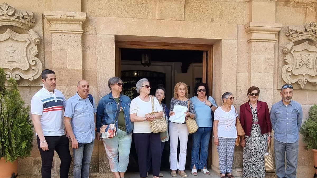 Entregan más de 400 firmas para rechazar el traslado de sus actividades a la piscina municipal 'Manolo López'