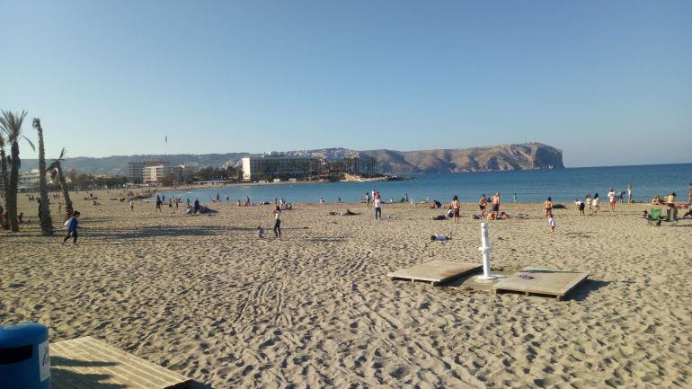 Imagen de archivo de la playa del Arenal, en Semana Santa de 2017.