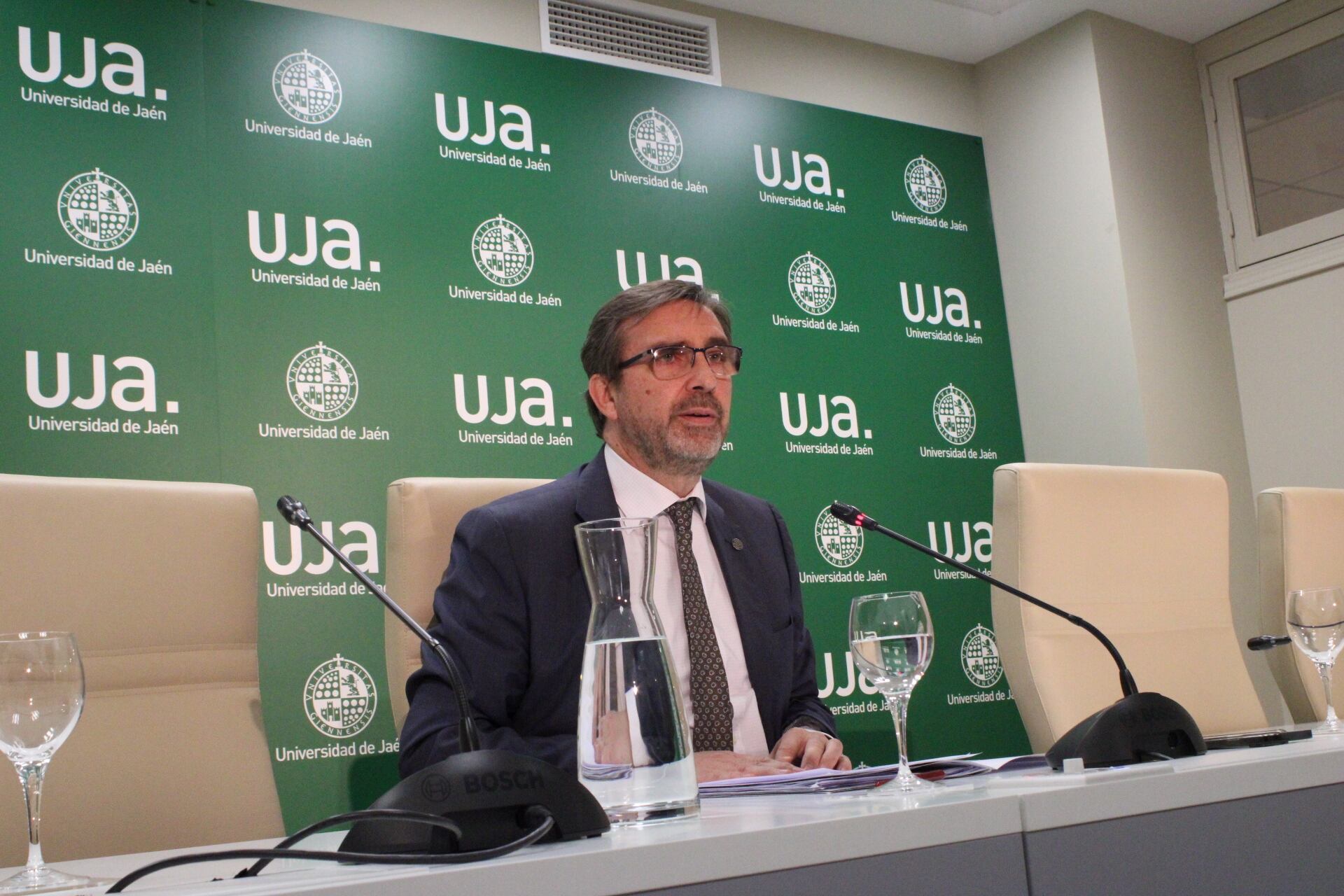 Juan Gómez, el rector de la Universidad de Jaén, durante una rueda de prensa